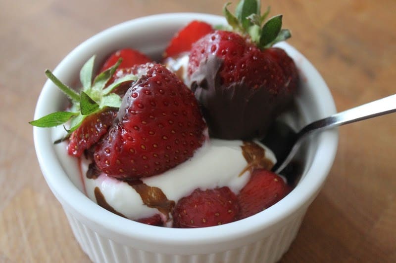 low-fodmap topped yogurt